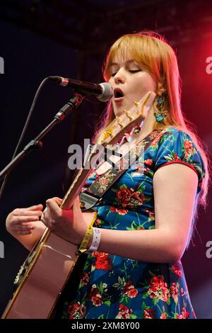 Lulworth, Großbritannien. Juli 2024. Die englische Sängerin und Songwriterin Katie Grace wurde live auf der Bühne im Camp Bestival Lulworth Castle gesehen. Quelle: SOPA Images Limited/Alamy Live News Stockfoto