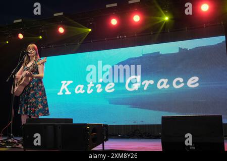 Lulworth, Großbritannien. Juli 2024. Die englische Sängerin und Songwriterin Katie Grace wurde live auf der Bühne im Camp Bestival Lulworth Castle gesehen. Quelle: SOPA Images Limited/Alamy Live News Stockfoto