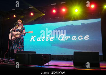 Lulworth, Großbritannien. Juli 2024. Die englische Sängerin und Songwriterin Katie Grace wurde live auf der Bühne im Camp Bestival Lulworth Castle gesehen. (Foto: Dawn Fletcher-Park/SOPA Images/SIPA USA) Credit: SIPA USA/Alamy Live News Stockfoto