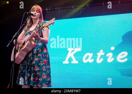 Lulworth, Großbritannien. Juli 2024. Die englische Sängerin und Songwriterin Katie Grace wurde live auf der Bühne im Camp Bestival Lulworth Castle gesehen. (Foto: Dawn Fletcher-Park/SOPA Images/SIPA USA) Credit: SIPA USA/Alamy Live News Stockfoto