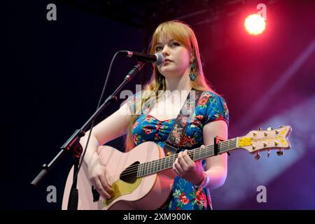 Lulworth, Großbritannien. Juli 2024. Die englische Sängerin und Songwriterin Katie Grace wurde live auf der Bühne im Camp Bestival Lulworth Castle gesehen. (Foto: Dawn Fletcher-Park/SOPA Images/SIPA USA) Credit: SIPA USA/Alamy Live News Stockfoto