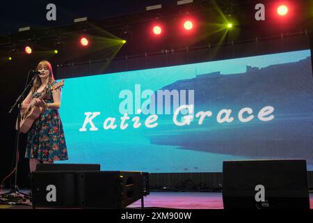 Lulworth, Großbritannien. Juli 2024. Die englische Sängerin und Songwriterin Katie Grace wurde live auf der Bühne im Camp Bestival Lulworth Castle gesehen. (Foto: Dawn Fletcher-Park/SOPA Images/SIPA USA) Credit: SIPA USA/Alamy Live News Stockfoto