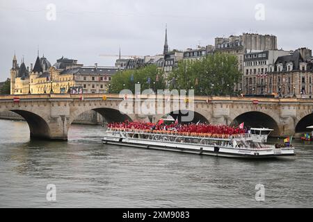 (240726) -- PARIS, 26. Juli 2024 (Xinhua) -- Delegationsmitglieder nehmen an der Eröffnungszeremonie der Olympischen Spiele 2024 in Paris, Frankreich, am 26. Juli 2024 Teil. (Xinhua/He Canling) Stockfoto