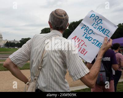 Washington, District of Columbia, USA. Juli 2024. Ein religiöser Jude hält ein Zeichen, das seine Unterstützung für Israel und eine Zweistaatenlösung sowie seine Opposition gegen den israelischen Premierminister Benjamin Netanjahu bei einer Friedenskundgebung zeigt, die einen Waffenstillstand in Gaza forderte. (Credit Image: © Sue Dorfman/ZUMA Press Wire) NUR REDAKTIONELLE VERWENDUNG! Nicht für kommerzielle ZWECKE! Stockfoto