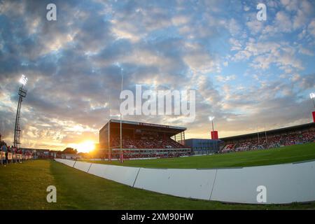 Rumpf, Großbritannien. Juli 2024. Sonnenuntergänge hinter dem Stadion *** während des Super League-Spiels zwischen Hull KR und London Broncos im Sewell Group Craven Park, Hull, UK am 26. Juli 2024. Foto von Simon Hall. Nur redaktionelle Verwendung, Lizenz für kommerzielle Nutzung erforderlich. Keine Verwendung bei Wetten, Spielen oder Publikationen eines einzelnen Clubs/einer Liga/eines Spielers. Quelle: UK Sports Pics Ltd/Alamy Live News Stockfoto