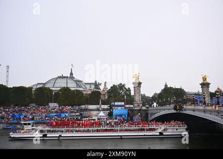 (240726) -- PARIS, 26. Juli 2024 (Xinhua) -- Delegationsmitglieder nehmen an der Eröffnungszeremonie der Olympischen Spiele 2024 in Paris, Frankreich, am 26. Juli 2024 Teil. (Xinhua/Zhang Hongxiang) Stockfoto