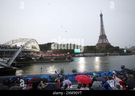 (240726) -- PARIS, 26. Juli 2024 (Xinhua) -- Delegationsmitglieder nehmen an der Eröffnungszeremonie der Olympischen Spiele 2024 in Paris, Frankreich, am 26. Juli 2024 Teil. (Xinhua/Huang Zongzhi) Stockfoto