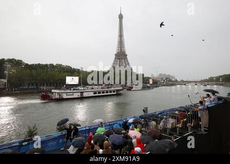 (240726) -- PARIS, 26. Juli 2024 (Xinhua) -- Delegationsmitglieder nehmen an der Eröffnungszeremonie der Olympischen Spiele 2024 in Paris, Frankreich, am 26. Juli 2024 Teil. (Xinhua/Huang Zongzhi) Stockfoto