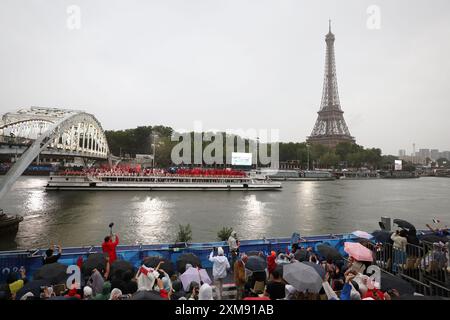 (240726) -- PARIS, 26. Juli 2024 (Xinhua) -- Delegationsmitglieder nehmen an der Eröffnungszeremonie der Olympischen Spiele 2024 in Paris, Frankreich, am 26. Juli 2024 Teil. (Xinhua/Huang Zongzhi) Stockfoto