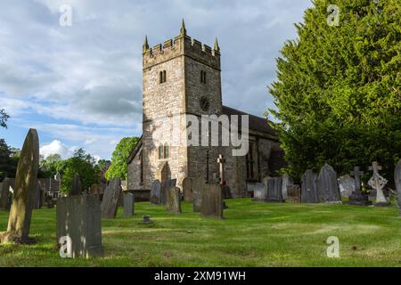 Die Pfarrkirche der Heiligen Dreifaltigkeit in Ashford-in-the-Water Village Civil Parish im Derbyshire Peak District, England, Großbritannien Stockfoto