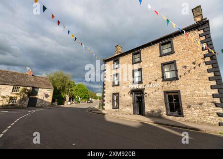 Die Bürgergemeinde Ashford Arms, Ashford-in-the-Water Village im Derbyshire Peak District, England, Großbritannien Stockfoto