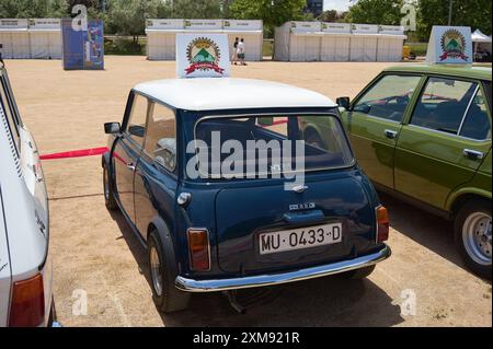 Viladecasn, SPANIEN - 26. JULI 2024: Bild eines klassischen blauen Mini Cooper mit weißem Dach, auf Sandboden geparkt. Perfekt für Oldtimer-Liebhaber Stockfoto