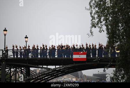 (240726) -- PARIS, 26. Juli 2024 (Xinhua) -- Künstler treten während der Eröffnungszeremonie der Olympischen Spiele 2024 in Paris auf, Frankreich, 26. Juli 2024. (Xinhua/He Canling) Stockfoto