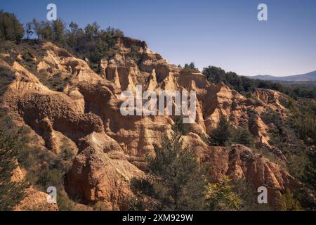 Malerischer Blick auf die Esterregalls d'all Badlands in La Cerdanya, Katalonien. Wunderschöne Landschaft mit einzigartigen Felsformationen und üppiger Vegetation. Stockfoto