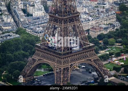 (240726) -- PARIS, 26. Juli 2024 (Xinhua) -- Ein Foto aus einem Hubschrauber vom 26. Juli 2024 zeigt eine Luftaufnahme der Olympischen Ringe auf dem Eiffelturm während der Eröffnungszeremonie der Olympischen Spiele 2024 in Paris. (Lionel Bonaventure/AFP/Pool Via Xinhua) Stockfoto