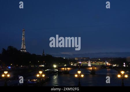 Ein allgemeiner Blick auf den beleuchteten Eiffelturm vom Pont Alexandre III während der Eröffnungszeremonie der Olympischen Spiele 2024 in Frankreich. Bilddatum: Freitag, 26. Juli 2024. Stockfoto