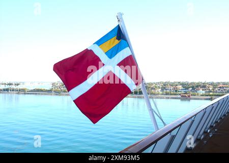 Die Flagge der Bahamas fliegt hinter einem Kreuzfahrtschiff in Miami, USA. Stockfoto