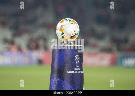 Curitiba, Brasilien. Juli 2024. PR - CURITIBA - 07/25/2024 - COPA SUL-AMERICANA 2024, ATHLETICO-PR x CERRO PORTENO - der Spielball vor dem Spiel zwischen Athletico-PR und Cerro Porteno im Stadion Arena da Baixada für die Copa Sudamericana 2024. Foto: Luis Garcia/AGIF (Foto: Luis Garcia/AGIF/SIPA USA) Credit: SIPA USA/Alamy Live News Stockfoto