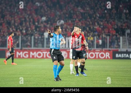 Curitiba, Brasilien. Juli 2024. PR - CURITIBA - 07/25/2024 - COPA SUL-AMERICANA 2024, ATHLETICO-PR x CERRO PORTENO - Schiedsrichter Felipe Gonzalez während des Spiels zwischen Athletico-PR und Cerro Porteno im Stadion Arena da Baixada für die Copa Sul-Americana 2024. Foto: Luis Garcia/AGIF (Foto: Luis Garcia/AGIF/SIPA USA) Credit: SIPA USA/Alamy Live News Stockfoto