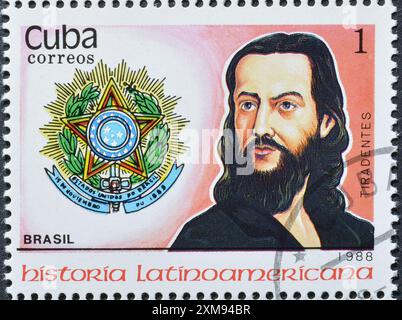 Gestempelte Briefmarke von Kuba, die Porträt von Tiradentes, Brasilien, um 1988 zeigt. Stockfoto