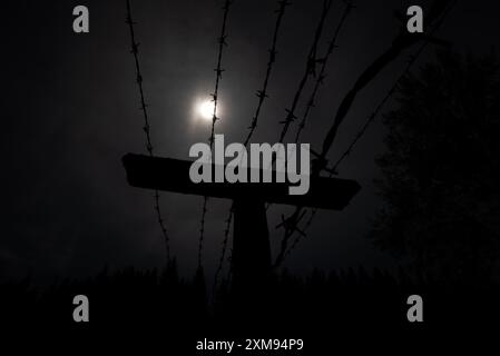 Überbleibsel des Eisernen Vorhangs, Stacheldraht, Symbol für ein dunkles Zeitalter mit Sonne hinter Wolken am ehemaligen Grenzübergang Bayerisch Eisenstein, Niederbayar Stockfoto