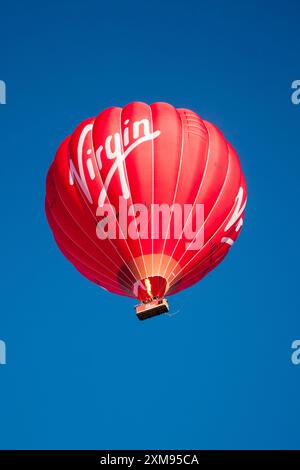 Jungfrau Heißluftballon Über Cambridgeshire Stockfoto