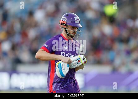 Die Northern Superchargers Ollie Robinson geht weg, nachdem sie während des Hundert-Männer-Matches in Headingley, Leeds, ausgerollt wurde. Bilddatum: Freitag, 26. Juli 2024. Stockfoto