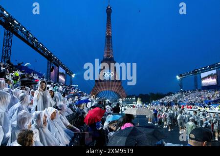 Symbolbild / Themenfoto Eiffelturm mit Beleuchtung und olympischen Ringen, davor Zuschauer am Trocadero im Regen mit Schirm und Regenponcho im Regen, FRA, Olympische Spiele Paris 2024, Eroeffnungsfeier, Eröffnungszeremonie, 26.07.2024 Foto: Eibner-Pressefoto/Roger Buerke Stockfoto