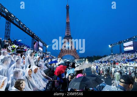 Symbolbild / Themenfoto Eiffelturm mit Beleuchtung und olympischen Ringen, davor Zuschauer am Trocadero im Regen mit Schirm und Regenponcho im Regen, FRA, Olympische Spiele Paris 2024, Eroeffnungsfeier, Eröffnungszeremonie, 26.07.2024 Foto: Eibner-Pressefoto/Roger Buerke Stockfoto