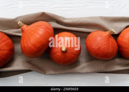 Top-Blick auf Hokkaido Kürbisse, auch bekannt als Red Kuri Squash oder Uchiki Kuri Winter Squash Stockfoto