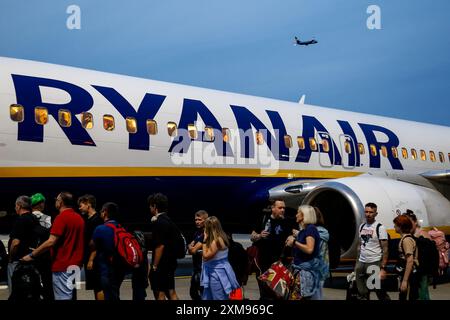 Reisende besteigen Ryanair am Flughafen London Stansted. Der London Stansted Airport ist ein internationaler Flughafen, der etwa 30 Meilen nördlich von Central London liegt. Es ist einer der großen Flughäfen, die London ansteuern. Stockfoto