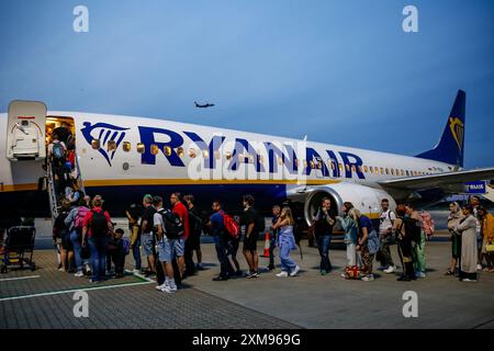 Reisende besteigen Ryanair am Flughafen London Stansted. Der London Stansted Airport ist ein internationaler Flughafen, der etwa 30 Meilen nördlich von Central London liegt. Es ist einer der großen Flughäfen, die London ansteuern. Stockfoto