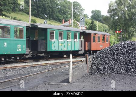 Kutschen und Kohle bei der Welshpool and Llanfair Railway, Wales, Großbritannien Stockfoto