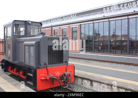 Diesellokomotive vor dem Museum im Vale of Railway, Aberystwyth, Ceredigion, Wales, Großbritannien. Stockfoto