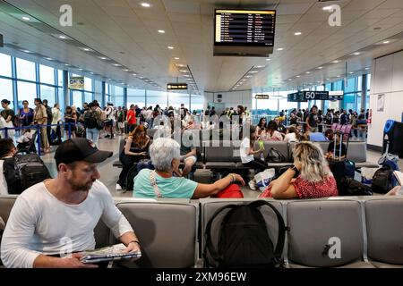 Reisende warten am Flughafen London Stansted auf ihr Ryanair-Flugzeug. Der London Stansted Airport ist ein internationaler Flughafen, der etwa 30 Meilen nördlich von Central London liegt. Es ist einer der großen Flughäfen, die London ansteuern. Stockfoto