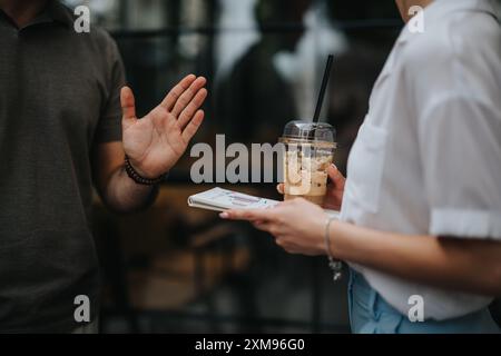 Geschäftsleute diskutieren bei einem Treffen im Freien mit Kaffee und Dokumenten über die Arbeit Stockfoto