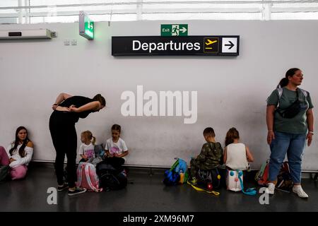 Reisende warten am Flughafen London Stansted auf ihren Flug. Der London Stansted Airport ist ein internationaler Flughafen, der etwa 30 Meilen nördlich von Central London liegt. Es ist einer der großen Flughäfen, die London ansteuern. Stockfoto