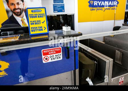 Check-in und Gepäckabgabe am Ryanair Check-in-Schalter am Flughafen London Stansted. Der London Stansted Airport ist ein internationaler Flughafen, der etwa 30 Meilen nördlich von Central London liegt. Es ist einer der großen Flughäfen, die London ansteuern. Stockfoto