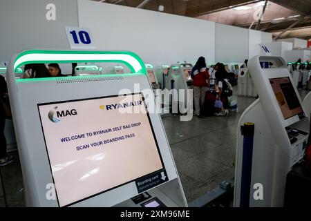 Check-in und Gepäckabgabe am Ryanair Check-in-Schalter am Flughafen London Stansted. Der London Stansted Airport ist ein internationaler Flughafen, der etwa 30 Meilen nördlich von Central London liegt. Es ist einer der großen Flughäfen, die London ansteuern. Stockfoto