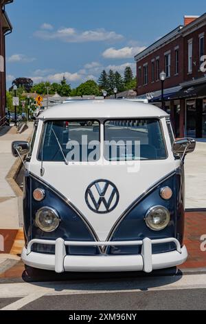 Andover, MA, USA-24. Juli 2024: Blauer VW Kombi-Wohnwagen oder Mikrobus aus den 1960er Jahren. Stockfoto