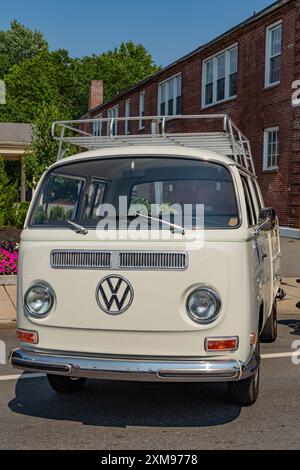 Andover, MA, USA-24. Juli 2024: Vintage 1960er Jahre weißer Mini VW Kombi-Wohnwagen oder Mikrobus. Stockfoto