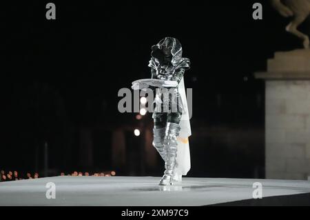 Paris, Frankreich. Juli 2024. Die Olympische Flagge trifft am Freitag, den 26. Juli 2024, bei der Eröffnungszeremonie der Olympischen Spiele 2024 in Paris ein. Mehr als 10.000 Athleten aus 206 Ländern werden an den Olympischen Sommerspielen teilnehmen, die vom 26. Juli bis 11. August stattfinden. Foto: Richard Ellis/UPI Credit: UPI/Alamy Live News Stockfoto