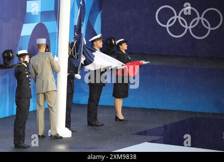 (240726) -- PARIS, 26. Juli 2024 (Xinhua) -- Offizielle der Armee tragen die französische Nationalflagge während der Eröffnungszeremonie der Olympischen Spiele 2024 in Paris, Frankreich, am 26. Juli 2024. (Xinhua/Yang Lei) Stockfoto