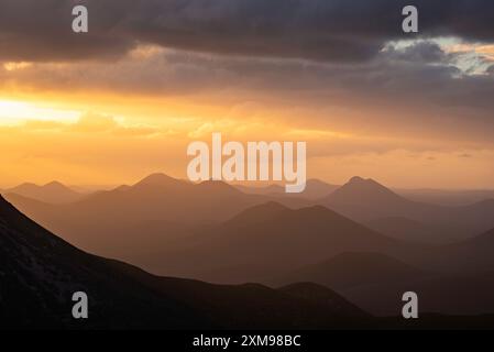 Sonnenuntergang über den Bergen Stockfoto