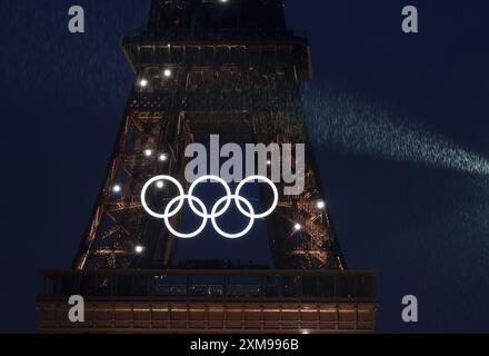 (240726) -- PARIS, 26. Juli 2024 (Xinhua) -- der Eiffelturm mit olympischen Ringen wird während der Eröffnungszeremonie der Olympischen Spiele 2024 in Paris, Frankreich, am 26. Juli 2024 beleuchtet. (Xinhua/Li Ying) Stockfoto