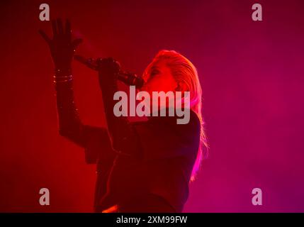 Henham Park, Suffolk, Großbritannien. Juli 2024. Die englische Sängerin und Songwriterin Alison Goldfrapp spielt live beim Latitude Festival. ernesto Rogata/Alamy Live News Stockfoto