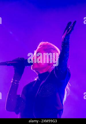 Henham Park, Suffolk, Großbritannien. Juli 2024. Die englische Sängerin und Songwriterin Alison Goldfrapp spielt live beim Latitude Festival. ernesto Rogata/Alamy Live News Stockfoto