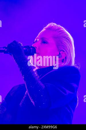 Henham Park, Suffolk, Großbritannien. Juli 2024. Die englische Sängerin und Songwriterin Alison Goldfrapp spielt live beim Latitude Festival. ernesto Rogata/Alamy Live News Stockfoto