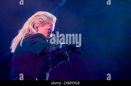 Henham Park, Suffolk, Großbritannien. Juli 2024. Die englische Sängerin und Songwriterin Alison Goldfrapp spielt live beim Latitude Festival. ernesto Rogata/Alamy Live News Stockfoto