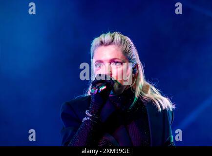 Henham Park, Suffolk, Großbritannien. Juli 2024. Die englische Sängerin und Songwriterin Alison Goldfrapp spielt live beim Latitude Festival. ernesto Rogata/Alamy Live News Stockfoto